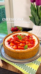 CHEESECAKE AL MASCARPONE E FRAGOLE🍓 la versione cotta di questo famosissimo dolce, con un ripieno delicato e cremosissimo! Preparala anche tu per il weekend🤩➡️ 🔹PER LA BASE:🔸350 g di biscotti digestive 🔸125 g di burro 🔹PER IL RIPIENO:🔸750 g di mascarpone🔸200 g di zucchero semolato🔸3 uova intere🔸180 g di panna acida 🔸scorza grattugiata di un limone bio🔸semi di una stecca di vaniglia 🔹PER LA GLASSA:🔸180/200 g di panna acida🔸30 g di zucchero semolato 🔹PER LA COPERTURA:🔸300 g di fra