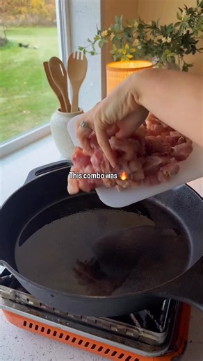 Life hack for making pie: use puff pastry 😍 Seriously, this turned out so good…the combo was perfect! I actually thought I made this recipe up… but turns out it’s already a thing out there😅 Anyways, Recipe’s in the comments! Super easy and definitely worth trying! 🥧✨ #chickenpie #savorypie #meatpie #pie #puffpastry #chicken #potatoes | Simplytastyco