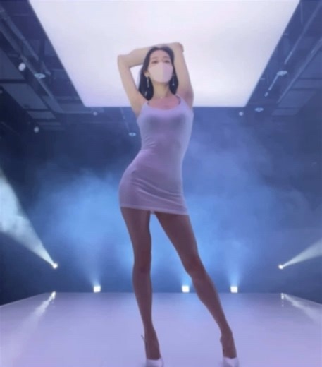 Evelyn's Stunning Fashion Show Highlights