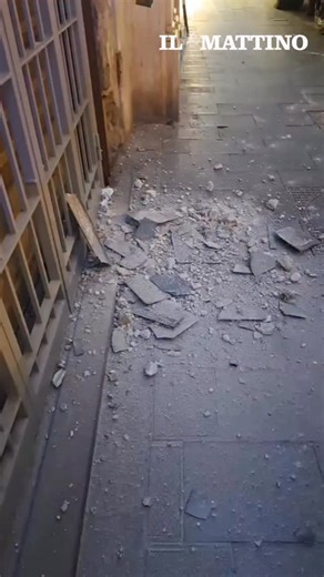 Il Mattino on Instagram: "Due donne sono state trasportate in ospedale dopo essere state colpite dai calcinacci precipitati da una palazzina in via Toledo a Napoli. I primi soccorsi intervenuti sul posto sono state le equipe 118 dell’ambulanza Incurabili e della moto postazione Trieste hanno stabilizzato le condizioni cliniche delle donne che hanno riportato traumi al cranio e le hanno trasportate al presidio Vecchio Pellegrini. #ilmattino #calcinacci #napoli #viatoledo"