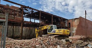 VIDEO: Crews tearing down a former downtown Middletown department store after wind damage