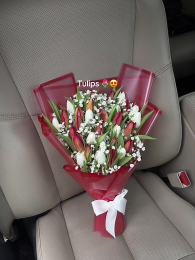 I love tulip bouquets so much 🌷💝|| @hayhaysbouquets! #florist #floristoftiktok #bouquets #ramo #ramobuchon #roses #fy