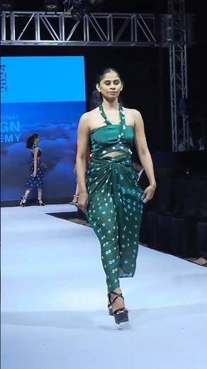 Fashion show ramp walk poses 📷 Fashion week ramp walk 🚶‍♂️ ♥️ #shorts #runwaymodels