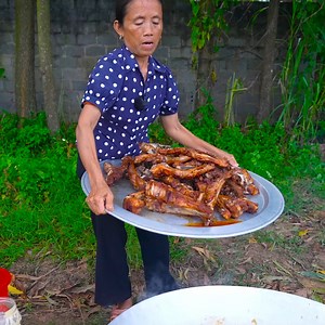 Lần đầu làm mâm sườn siêu to khổng lồ đãi cả làng | Bà Tân Vlog