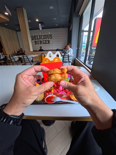 Day 34 of Eating McDonald’s for 100 Days Have you ever tried overlapping two nuggets like a sandwich? 🍗🥪 Eating them this way doubles the flavor! 😂🙌 💰 MCDONALD'S HAPPY MEAL NUGGETS SWEET CORN = 40,500 IDR (≈ $2.51 / ₩3,500) While I'm working hard to collect Happy Meal toys, 🎁✨ I often choose McNuggets when I'm already full. 🍗 Eating them one by one is good, but stacking two makes me feel like I'm flexing! It feels great! 😎🤙 Since the McNuggets in the Happy Meal don't come with exclusive
