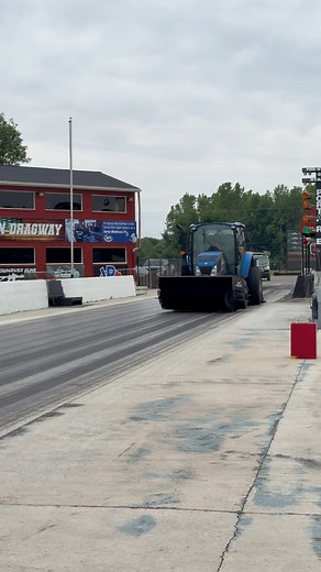 Milan Monday! We’ve got Brandon from Mass Traction on-site this week, laying down a top-tier prep job to kick off the season right. We’re nearing the finish line of our construction and renovations and couldn’t be more excited to finally launch the 2025 season!🔥🏁 #MassTraction #milan #tracklife #milandragway #headsupracing #fuelupatthestrip #TrackUpdate Mass Traction | Darana Dragway - Milan