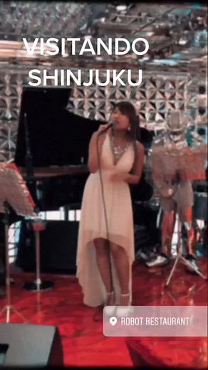 El Robot Café en Shinjuku: La Experiencia Más Loca en Tokio