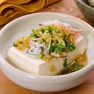 ごま油が香ばしい♪ 薬味たっぷり温やっこのレシピ動画・作り方 | デリッシュキッチン