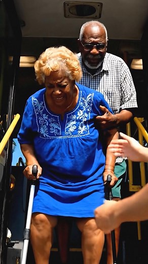 Bus driver helps the elderly every day ❤️(AI) | Genius Panda