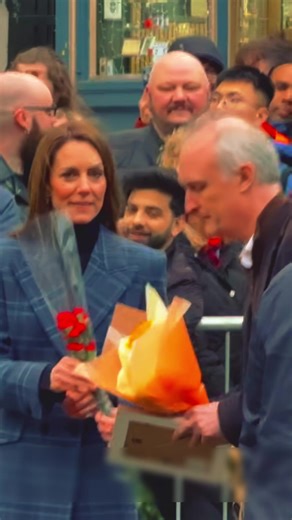 Princess Kate goes off script and runs to fans #princewilliam #katemiddleton #royal