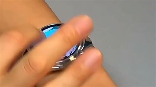 开挂机甲滑雪追踪，六星双频GPS精准导航，畅享雪地驰骋新体验。智能避障，稳定跟拍，记录每一刻精彩滑雪瞬间，让运动更高效、更安全。