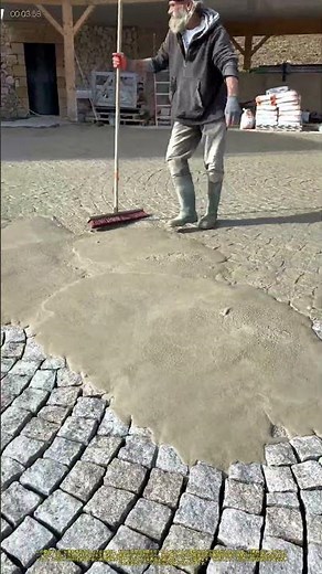 舗装の目地詰め：石畳の目地にモルタルを充填する
