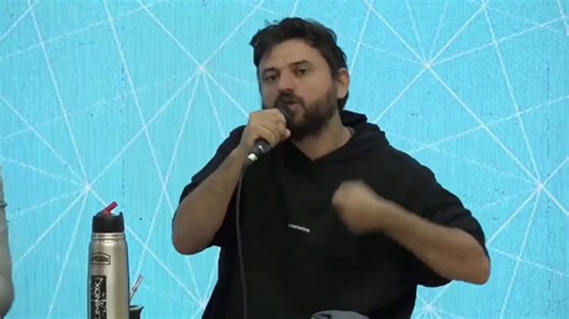 Si yo me tengo que dar un beso en la boca con Victoria Villarruel o quien carajo sea, para que 50 mil despedidos, vuelvan a tener trabajo en la industria nacional, lo voy a hacer. Y si le querés llamar a eso sociedad llamale sociedad. Y a mí me importa un carajo: Los troskos, los medios troskos y los más o menos troskos si tengo que hacer eso. Si querés estar conmigo, bienvenido. Si no querés estar conmigo, tu ruta.