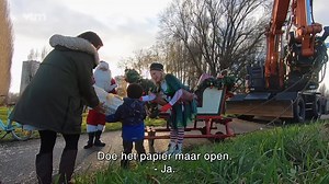 Magisch! ✨ De kleine Kenji helpt de kerstman om zijn slee uit de gracht te halen. 'Make 2020 Great Again'-kerstelf An verrast hem daarom met zijn grote wens: een eigen step. ❤️🎁 | VTM