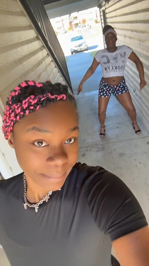 Playing with my daughter… my photographer 🩷🖤 | Annette Miller