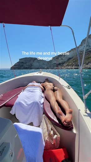 Tanning all day and having pizza for dinner #perte #summer #fyp #boat #tan