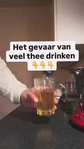 Het gevaar van veel thee drinken… 🍵😰 … is dat je ineens met allemaal vervelende symptomen moet dealen. Zoals: ❌ minder honger hebben ❌ minder snaaien in de avond ❌ een rustigere maag ❌ betere vertering ❌ minder cravings naar suiker ❌ een egalere huid ❌ minder opgeblazen voelen ❌ soms zelfs minder hoofdpijn of migraine ❌ meer hydratatie ❌ meer rustmomentjes op een dag Echt verschrikkelijk natuurlijk. 😉 En nee, thee is geen magische fatburner of detox wondermiddel. Maar heel eerlijk? Veel mense