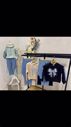Happy angel 🪽✨ on Instagram‎: "طقومه بناتي من عمر ٥ لمقاس المحير متوفر ب٣الوان بخامه الجينز والفوتر الناعم"‎