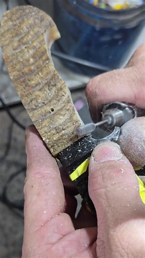 Finalizando a empunhadura em chifre de carneiro Merino by FARM WOOD Material natural, cheio de curvas e caráter. Cada detalhe é trabalhado à mão para revelar textura, profundidade e contraste. #artesanal #cutelaria #Handmade