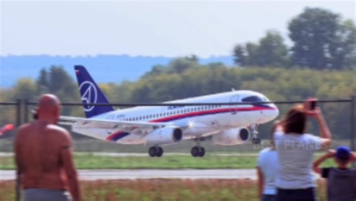 SSJ-100客机莫斯科航展表演飞行（高清）