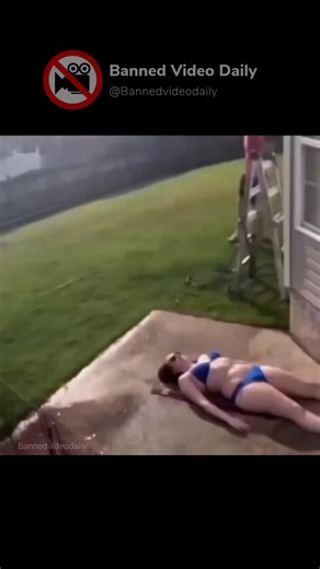 Banned Video Daily on Instagram: "日本利用压电瓷砖将脚步转化为电能。这些瓷砖捕捉来自你脚步的 动能。当你行走时,你的重量和动作会对瓷砖产生压力。瓷砖会轻微弯曲,从而产生机械应力。瓷砖内部的压电材料将这种应力转化为电能。每一步都会产生少量电荷,而数百万步结合在一起就能产生足够的电力来驱动LED灯、数字显示屏和传感器。在像涩谷车站这样繁忙的地方,每天大约有240万个脚步为这一系统作出贡献。这些电能可以被储存或立即使用,从而减少对传统电力来源的依赖, 并支持可持续的城市基础设施。这种方法将日常运动转化为实用的可再生能源 #日本 #知识 #事实#你知道吗 #推荐#科技#创新 #历史 #技术 #实验 #热门"