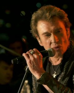 Le 3 décembre 2011, la légende du rock s'élève au premier étage de la Tour Eiffel pour offrir un concert exceptionnel et intimiste. L'album live est en 4 éditions collectors. | Johnny Hallyday