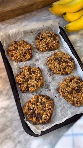 Lillian Barros | Há dias em que apetece mesmo um doce e a boa notícia é que dá para o fazer de forma simples e equilibrada 🍌🍫 Estas cookies para toda a... | Instagram