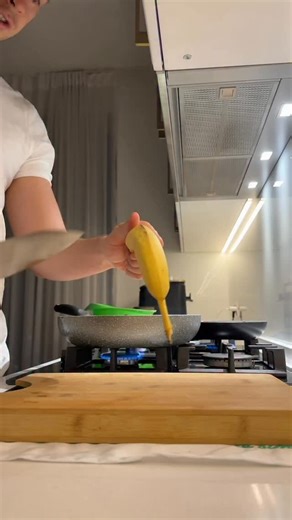 205K views · 3.2K reactions | Clatite cu banane si nutella? Umplute cu extra ciocolata si banane? | Fabian Soare | Facebook