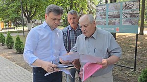 30K views · 459 reactions | Numai sa nu procedați ca și Igor Grosu o venit ne-o ascultat și o uitat. Dorin Recean a aflat de schema din irigație unde cu ajutorul administratorului de insolvență sau furat 18 milioane de lei, iar muncitorii nu au mai primit salariul de ani buni. | Democrația Acasă | Facebook