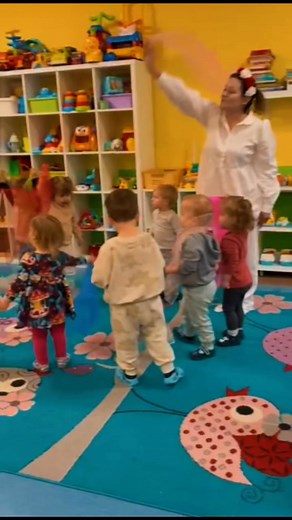 Muzyczne Zajęcia cz.2 🌸🎶 W Kwiatowej Polance zabawa zaczyna się od pierwszego dźwięku! Nasze maluszki odkrywają świat muzyki w najlepszym możliwym towarzystwie – śpiew, choreografie i rytmy, które wprawiają w ruch nawet najbardziej oporne stópki! 👣 Zajęcia to nie tylko radosne dźwięki, ale także doskonała okazja, by maluchy rozwijały swoje zmysły i zdolności motoryczne. Kto powiedział, że małe uszy nie mogą być wrażliwe na najpiękniejsze melodie? 🎶✨ Przełamujemy granice w stylu Kwiatowej Pol
