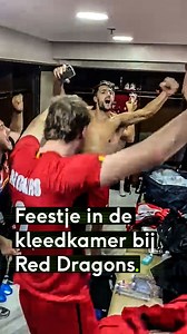 Kleedkamer op stelten: De Red Dragons vieren hun stuntzege tegen Italië met zangstonde! | Sporza