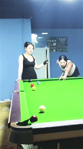 Beautiful girls playing billiards, as fresh as flowers.#billiards