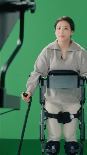 Weathercaster living with paraplegia stands LIVE with Hyundai’s wearable robot ‘X-ble MEX’. 🎤🌞