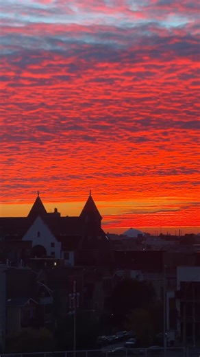 Time-lapse Chicago on Instagram: "Can all sunsets at 4:42pm light the sky up like this? #sunset #chicago #shotoniphone"