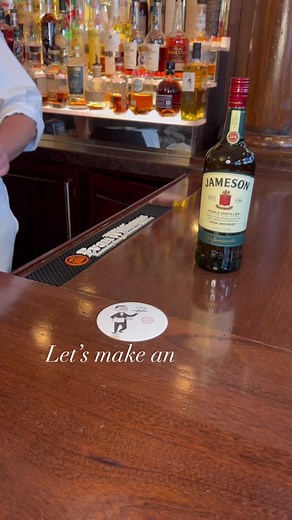 Happy St. Patrick’s Day!!🍀 let’s celebrate with an Irish mule! Made with Jameson, lime juice and ginger beer in the classic copper mug. Make sure to check out some of our other lucky libations today too, including the shamrock’d martini, Irish coffee, and more!! 💚 #chicagorestaurants #chicagodrinks #chicagodrinkspecials #stpatricksday #irishmule