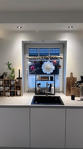 Fensterdeko 2.0 | Ein kleines Update fürs Fenster ✨ Ein Mix aus euren liebsten Ideen der letzten Wochen – ganz ruhig, natürlich und passend für die Zeit zwischen Herbst und Winter. Einfach selbstgemacht. Einfach gemütlich. 🤍 #cozyhome #scandihome #nordicdecor #hyggehome #gemütlichwohnen #fensterdeko #weihnachtsdekoideen #winterdecor #diyhome #einfachselbstgemacht #mitliebezumdetail | Lisa Ya