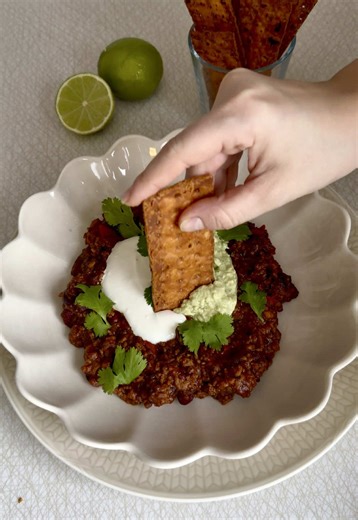Chili con carne med guacamole, gräddfil och tunnbrödchips! 🌶️🥑 Det här är svingott, superbra i matlåda och om man bryr sig om sånt är det mycket protein och kan göras kalorisnålt om man byter ut ett par ingredienser. Ingredienser 500g färs (bland eller nöt) 1 burk vita bönor i tomatsås 230g kidneybönor 2stk gul lök 4 klyftor vitlök 1 stor paprika 1msk tomatpuré 2dl öl (lager med låg beska) 1 anchochili (kan bytas mot chipotle eller 1/5 röd chili och 05dl rökig bbqsås) 0,5 burk chilipulver 1msk