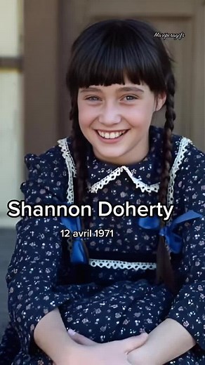 Shannen Doherty est une actrice, réalisatrice et productrice américaine. Enfant star, elle se fait connaître par les rôles de Jenny Wilder dans la série culte La Petite Maison dans la prairie et celui de Kris Witherspoon dans le feuilleton télévisé dramatique Our House 💗 #shannondoherty #charmed #beverlyhills #star #cancer #changementdevisage #visagedestar #foryou #pourtoi #fyp #monevolution