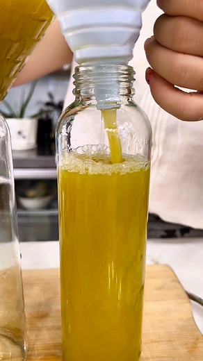 Enzyme Dứa – Táo Đỏ – Kỷ Tử: Chua thanh, ngọt dịu, dưỡng máu & cân bằng cơ thể Nếu bạn mê vị chua nhẹ tự nhiên của dứa lên men, cộng thêm hương ngọt thanh từ táo đỏ – kỷ tử và nước mía tươi, thì đừng bỏ qua loại enzyme này nha #EnzymeDuaTaoDoKyTu #EnzymeTuNhien #NuocTraiCayLenMen #DuongMauDepDa #CanBangNoiTiet #SongLanhManh #HoangXuanThyFoods | Thy Wellness Foods