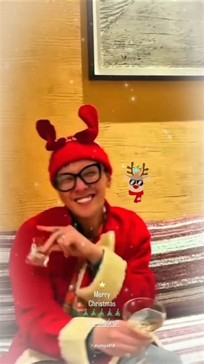 @xuxygd818 on Instagram: "지용 오빠 🎅🏻이 성탄절 의상은 혹시 우리를 위해 준비한 선물인가요? 💝오빠의 웃음 하나로 이 밤은 이미 충분히 따뜻해졌어요. ☺️오빠가 진심으로 행복해 보일 때 🥰그 자체가 우리에게는 가장 큰 크리스마스 선물이니까요. 오늘 오빠와 함께 성탄절을 보내는 모든 분들께도 같은 따뜻함과 행복이 전해지길 바라요 사랑으로 가득 찬 밤💞 🎄평안하고 아름다운 크리스마스를 보내길 바랍니다 🙏🏻오빠가 이 세상에 있어줘서 고마워요 ❤️늘 많이 사랑해요💚 지용이의 시를 들은 지가 너무 오래됐어 정말 많이 그리워 시 얘기만 나오면 금방 부끄러워지는 우리 용이 진짜 너무 귀여워🥹✨ 이번에는 7행시야 진짜 어려워! 하지만 너한테는 어렵지도 않지 너무 대단해! 👍🏻👏🏻 마지막으로 Lowme 언니의 이 영상을 진심으로 감사해요 이 영상이 모든 팬들의 마음을 따뜻하게 치유해 주었어요🫰🏻💓 ______ Jiyong oppa 🦌 Is th