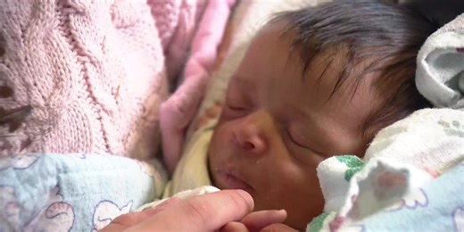 Mother gives birth on a fireboat just before Christmas