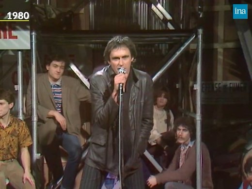 🎤👨‍«QUAND T’ES DANS LE DÉSERT»🎤👨‍…. depuis trop longtemps, c’est dur d’être un héros ! Jean-Patrick au faîte de la gloire, se donne à fond en enchainant ses deux tubes rock. Mais visait-il Raymond Barre et Giscard dans sa chanson en parlant du «gros clown sinistre» et du «piètre accordéoniste» ? Ecoutez et faites-vous un avis. 👇 | INA