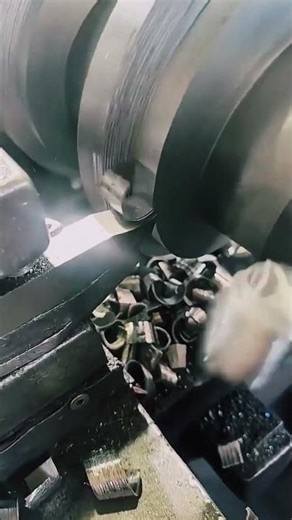 Making a large screw with a manual lathe. 🔥