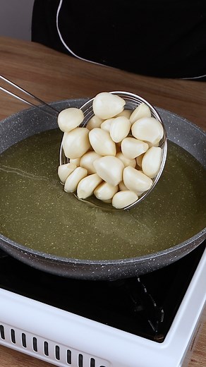 4M views · 31K reactions | Add garlic to the boiling oil, the result will surprise you | Quick Recipes | Facebook