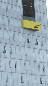 🎥✨ Apprendre l’IA par l’expérience : immersion de Polytech INTL au Tech Lab PwC Les futurs ingénieurs de 2ᵉ année Big Data & Intelligence Artificielle de Polytech INTL ont vécu une expérience enrichissante lors d’une visite d’étude au Tech Lab de PwC, le vendredi 16 janvier 2026. 🔍 Premier Tech Lab en Afrique francophone, cet espace d’innovation permet de découvrir des technologies de pointe, des cas concrets en data & IA et les réalités du métier du conseil au sein d’un cabinet de renommée in