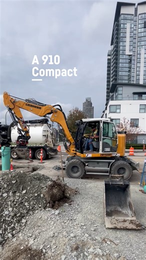 The A 910 Compact is putting its agility to work on this road project, digging precisely in tight spaces while keeping the site safe and efficient. Its compact tail swing and powerful hydraulics make it perfect for urban and roadside environments where space and traffic flow are limited. . . La A 910 Compact met son agilité à profit sur ce chantier routier, creusant avec précision dans des espaces restreints tout en maintenant un environnement de travail sécuritaire et efficace. Son rayon de rot