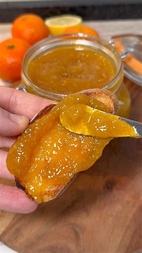 MERMELADA DE MANDARINA 🍊 La mermelada es ideal para aprovechar el excendente de fruta. En este caso he utilizado la mandarina porque está de temporada, pero puede usarse cualquier tipo de fruta… ¿os animáis? 📝 INGREDIENTES: ▪️700g de mandarina ▪️350-400g de azúcar (añadir cantidad más si sabe amargo) ▪️Zumo de medio limón 👨🏻‍🍳 PASO A PASO: 1️⃣ Pelar y retirar las pieles y partes blancas, que pueden amargar la mermelada. Triturar la pulpa (en este caso los gajos) y verter todo en una olla. 2