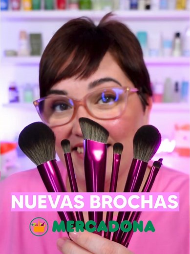 ⚠️ Nuevas brochas de Mercadona ⚠️ Mercadona ha lanzado nuevos packs de brochas y pinceles de maquillaje y tienen MUY buena pinta: 💄 Pack rostro (3 brochas) → 7€ 👁️ Pack ojos (4 pinceles) → 6€ ✨ Brocha kabuki → 5,50€ . 👉 Todas son de fibras sintéticas (“SC Fiber”) y suaves. 👉 Perfectas para productos en polvo, crema y fluido. 💥 Además, el diseño en fucsia metálico es precioso y muy llamativo. . 💡 Si buscas brochas de maquillaje baratas, esta colección de Mercadona puede ser una opción inter