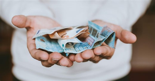 Επίδομα 100 ευρώ: Στους λογαριασμούς 80.000 υπαλλήλων από σήμερα - Ποιοι θα το λάβουν