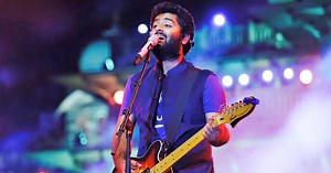 When Arjit Singh Lost His Cool In The Live Concert & Said, "Somebody F*cking Fix This Mic!"